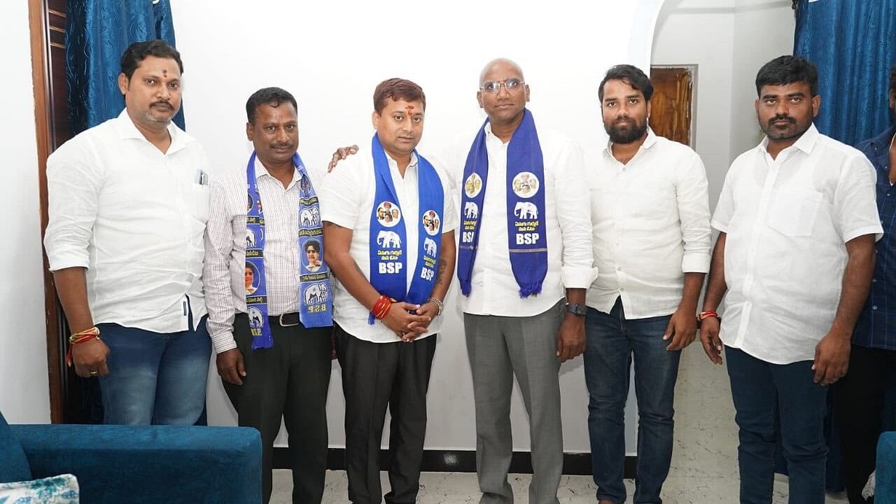 <div class="paragraphs"><p>BSP's&nbsp;Praveen Kumar (Centre-right).</p></div>