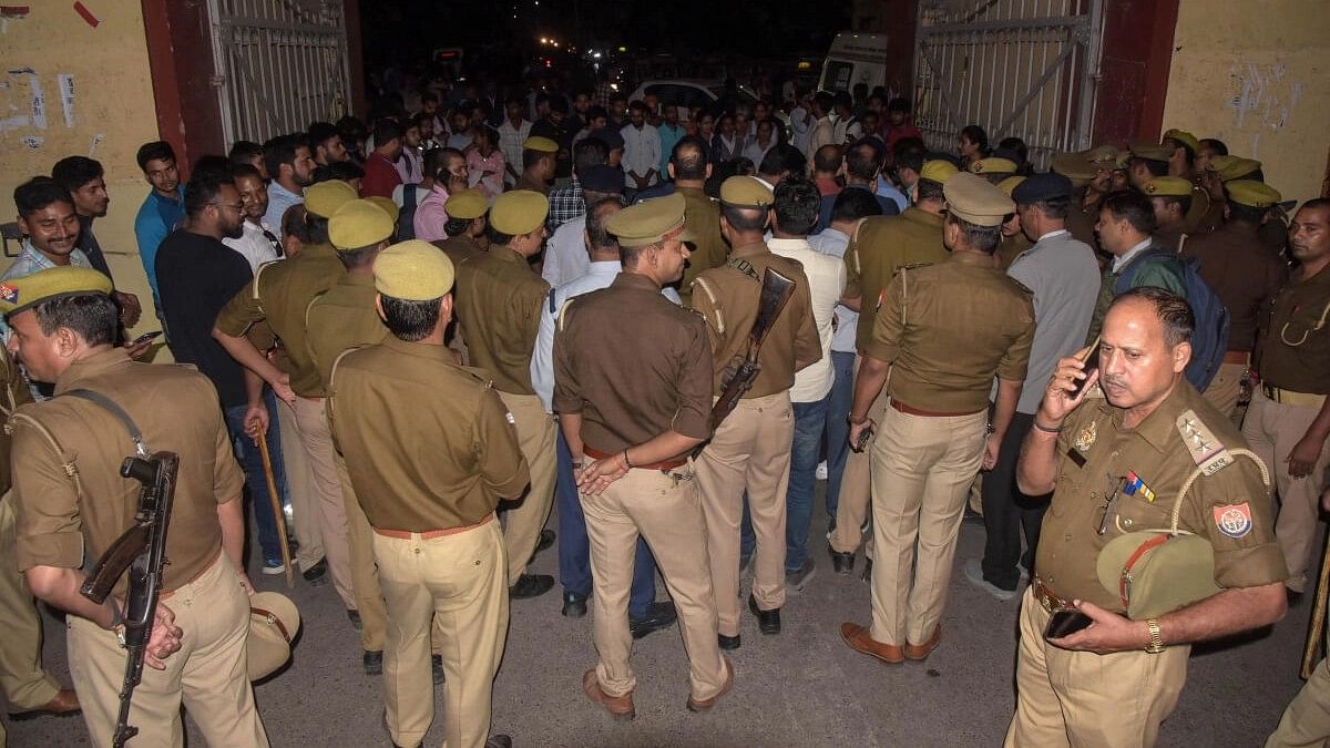 <div class="paragraphs"><p>Police stand guard as students block the entrance of Banaras Hindu University on Nov 2</p></div>