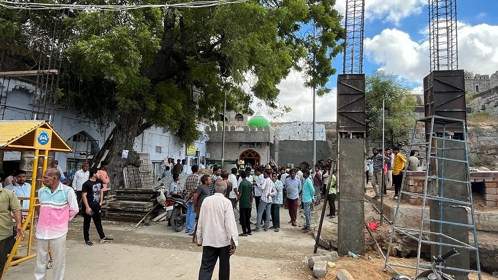 <div class="paragraphs"><p>A group of BJP workers, joined by Sri Rama Sene and Bajrang Dal activists, stage a protest in front of Syed Shah Alauddin dargah near Kwate Darwaja, objecting to the construction of an arch, in Raichur on Thursday.</p></div>