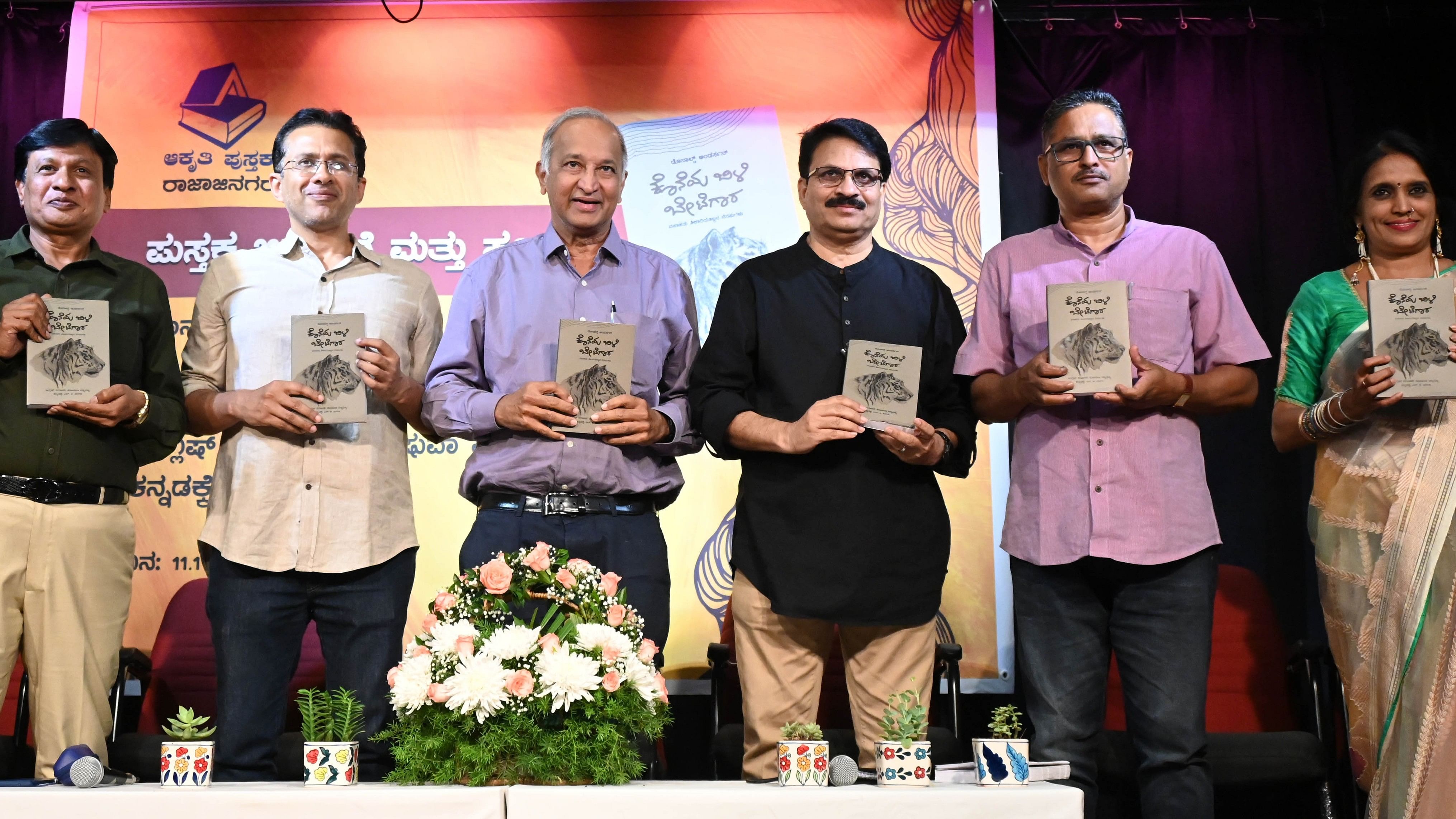 <div class="paragraphs"><p>Dr Ullas Karanth unveils the book ‘Koneya Bili Betegara’ at Bharatiya Vidya Bhavan in Bengaluru this Saturday.</p></div>