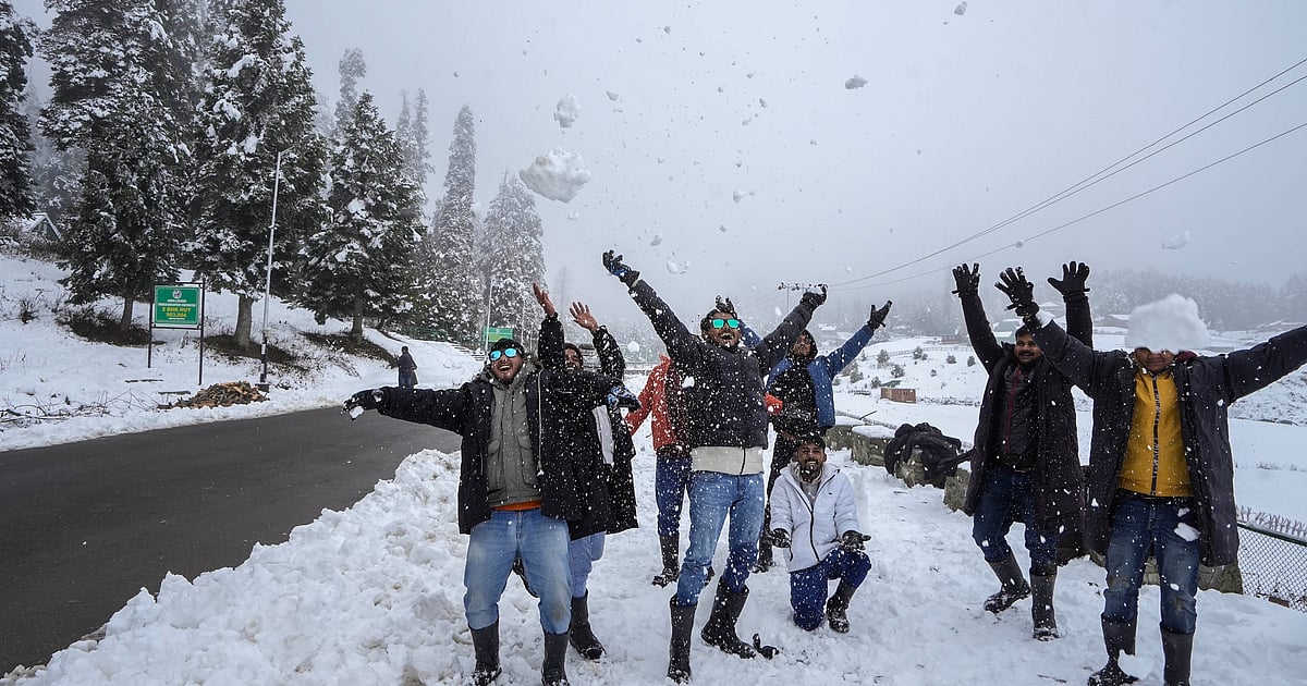 Early snowfall in Kashmir brings pleasant surprise for tourists Early snowfall in Kashmir brings pleasant surprise for tourists