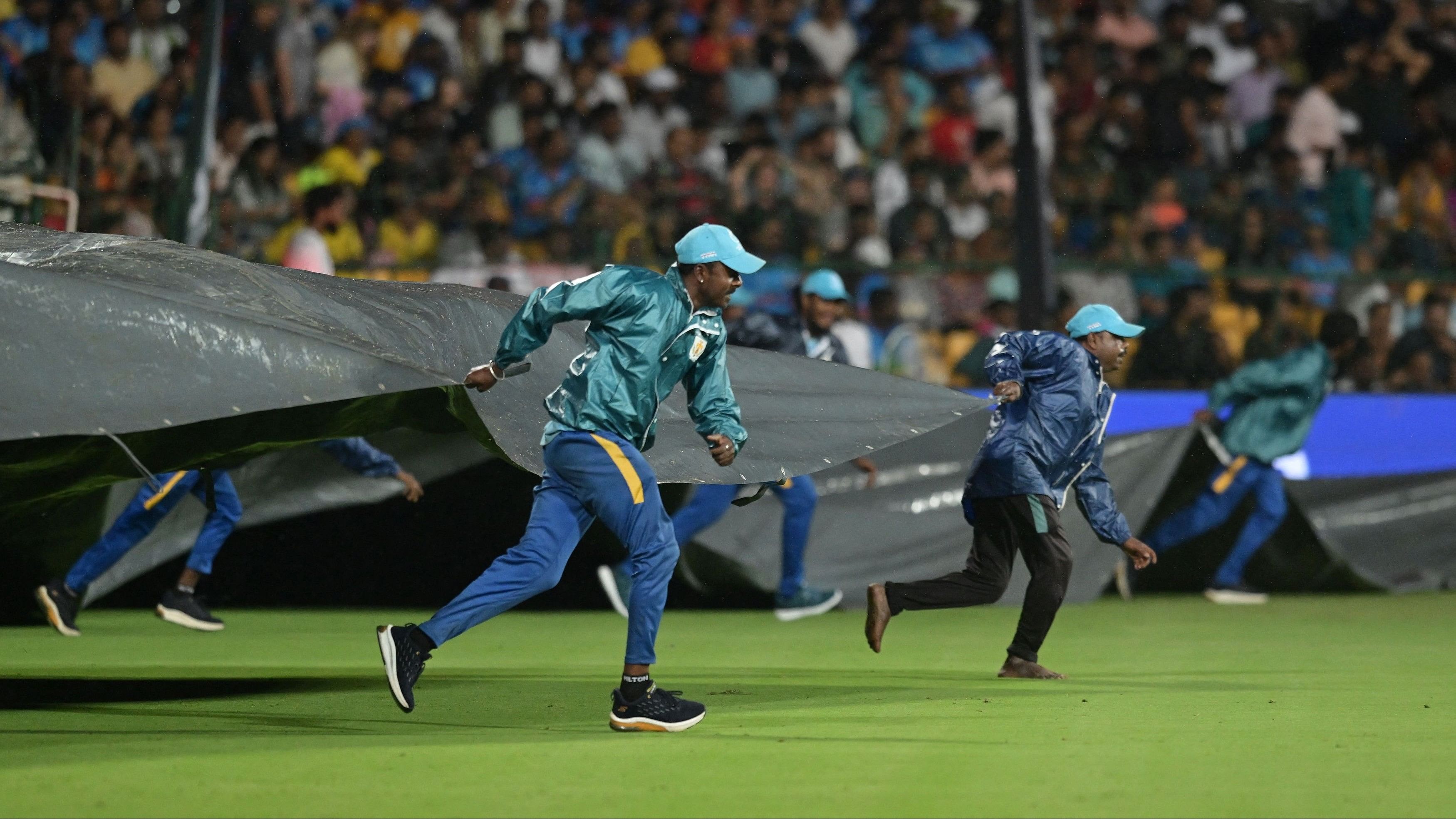 <div class="paragraphs"><p>New Zealand v Pakistan match at the M Chinnaswamy Stadium, Bengaluru,  November 4, 2023. Ground staff bring out the covers as rain interrupts play.</p></div>