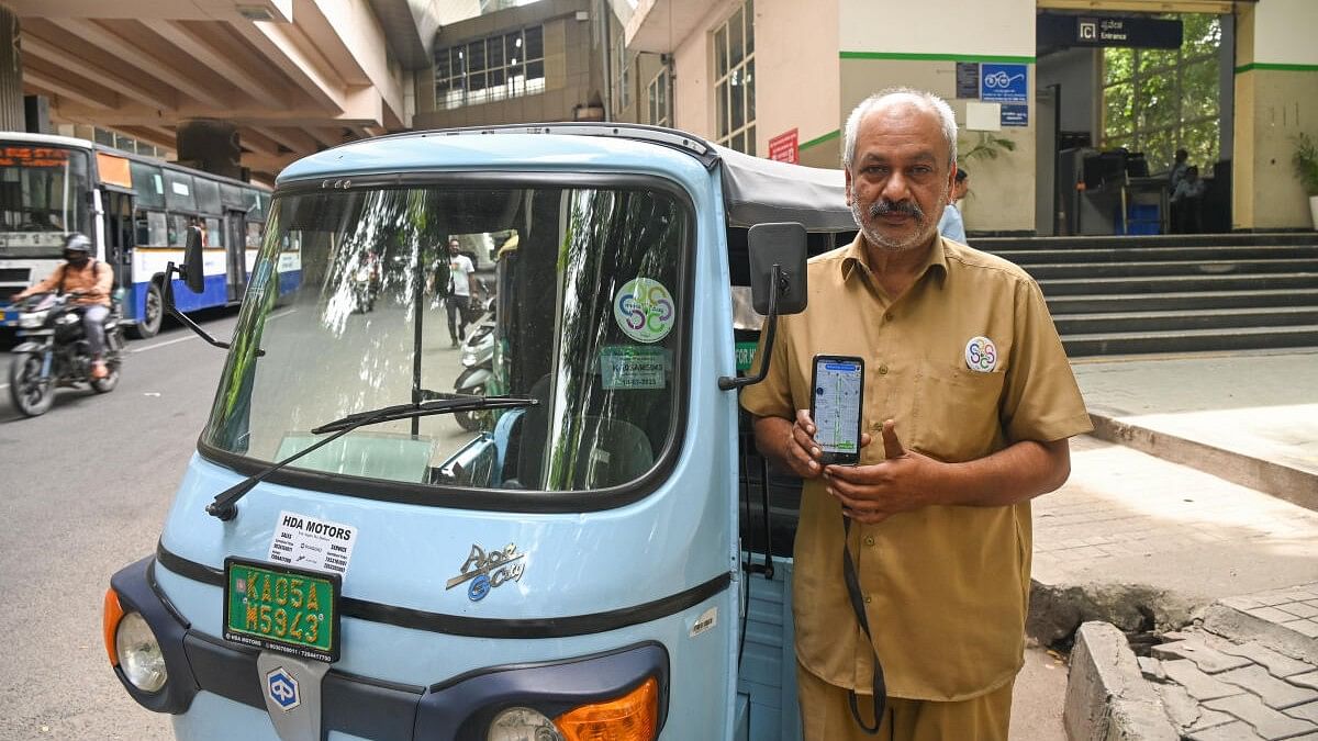 <div class="paragraphs"><p>Metro Mitra app auto rickshaw in front of Namma Metro Railway station Jayanagar in Bengaluru on Thursday, 02nd November 2023. </p></div>