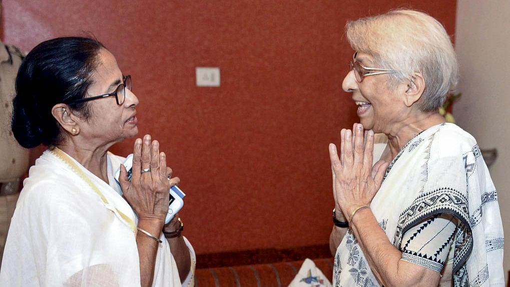 <div class="paragraphs"><p>West Bengal Chief Minister Mamata Banerjee with Nirmala Banerjee, mother of Indian-American Nobel Prize winning economist Abhijit Banerjee.</p></div>