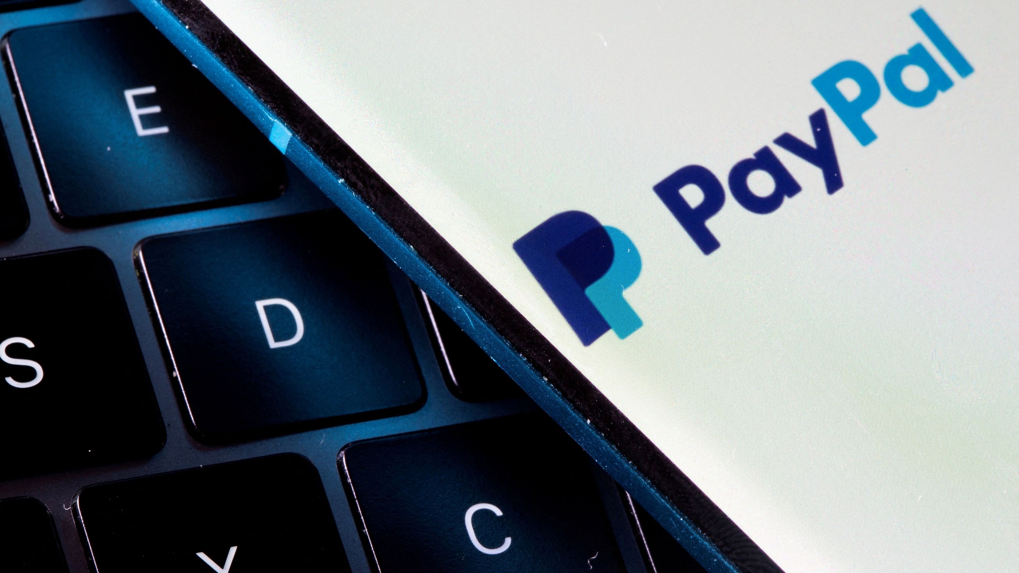 <div class="paragraphs"><p>A smartphone with the PayPal logo is placed on a laptop.</p></div>