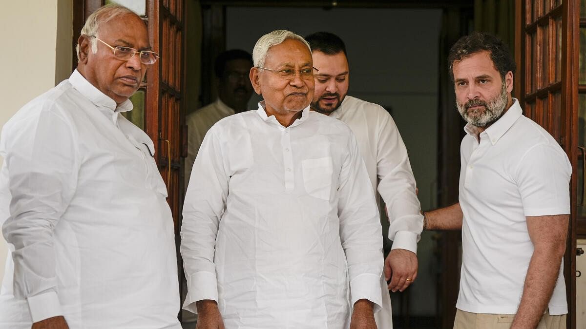 <div class="paragraphs"><p>Nitish Kumar (C) with Mallikarjun Kharge (L) and Rahul Gandhi. </p></div>