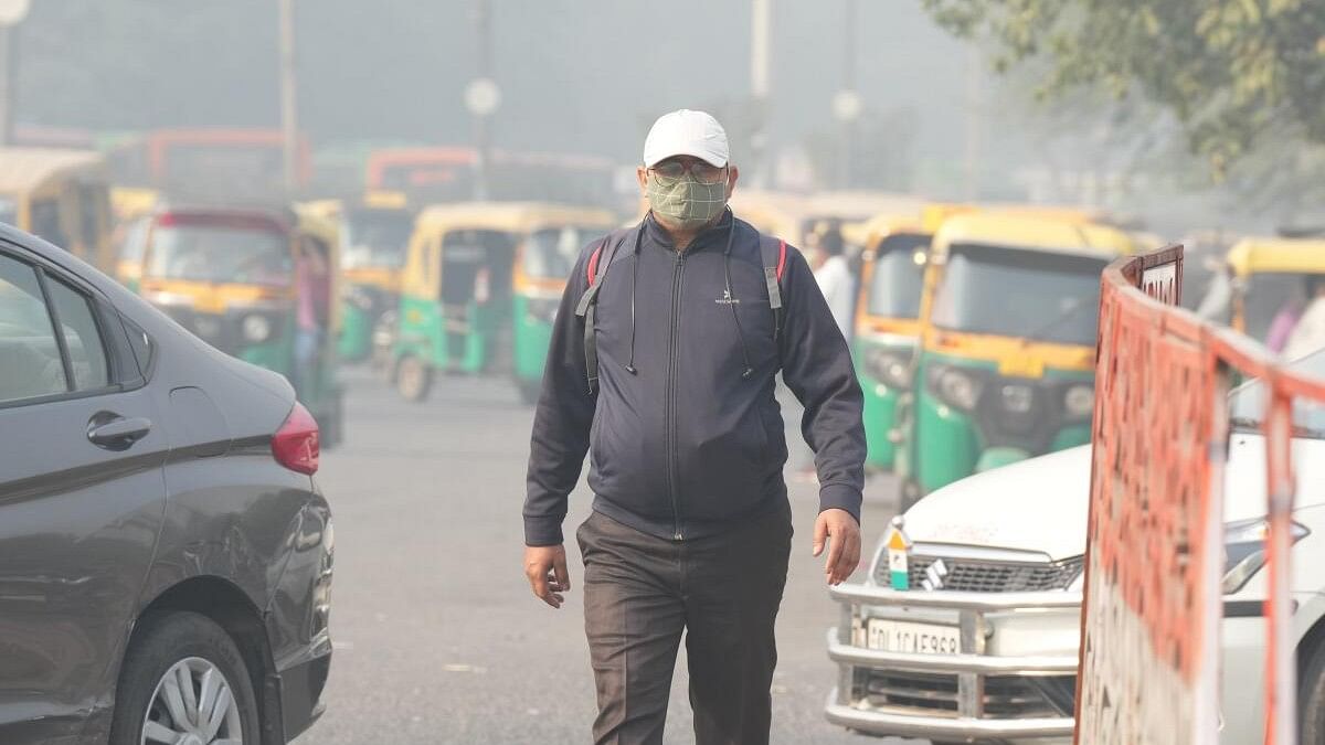 <div class="paragraphs"><p>A man wears a mask to protect himself from growing level of air pollution, in New Delhi.&nbsp;</p></div>