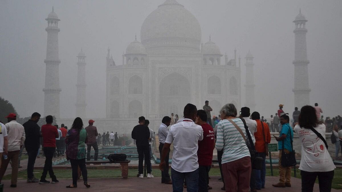 <div class="paragraphs"><p>Tourists visit the Taj Mahal amid dense smog, in Agra, Monday, Nov. 6, 2023.</p></div>