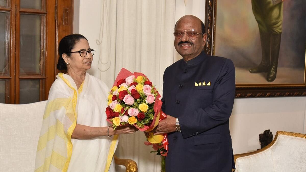 <div class="paragraphs"><p>West Bengal Chief Minister Mamata Banerjee meets Governor C V Ananda Bose in Kolkata.</p></div>