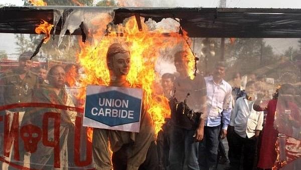<div class="paragraphs"><p>Survivors of the 1984 Bhopal gas disaster burn an effigy representing Union Carbide and Dow Chemicals companies during a protest.</p></div>