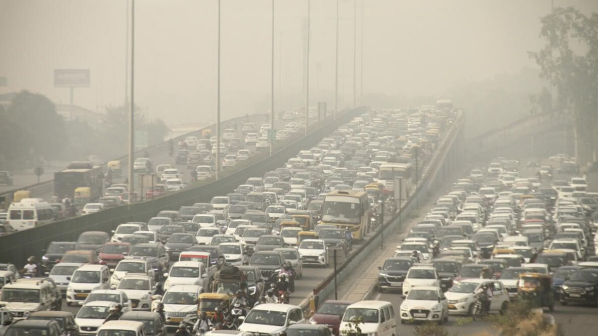 <div class="paragraphs"><p>Vehicles stuck in a traffic jam on Delhi-Gurugram Expressway amid low visibility due to smog during a winter morning, in Gurugram, Monday, Nov. 6, 2023.</p></div>