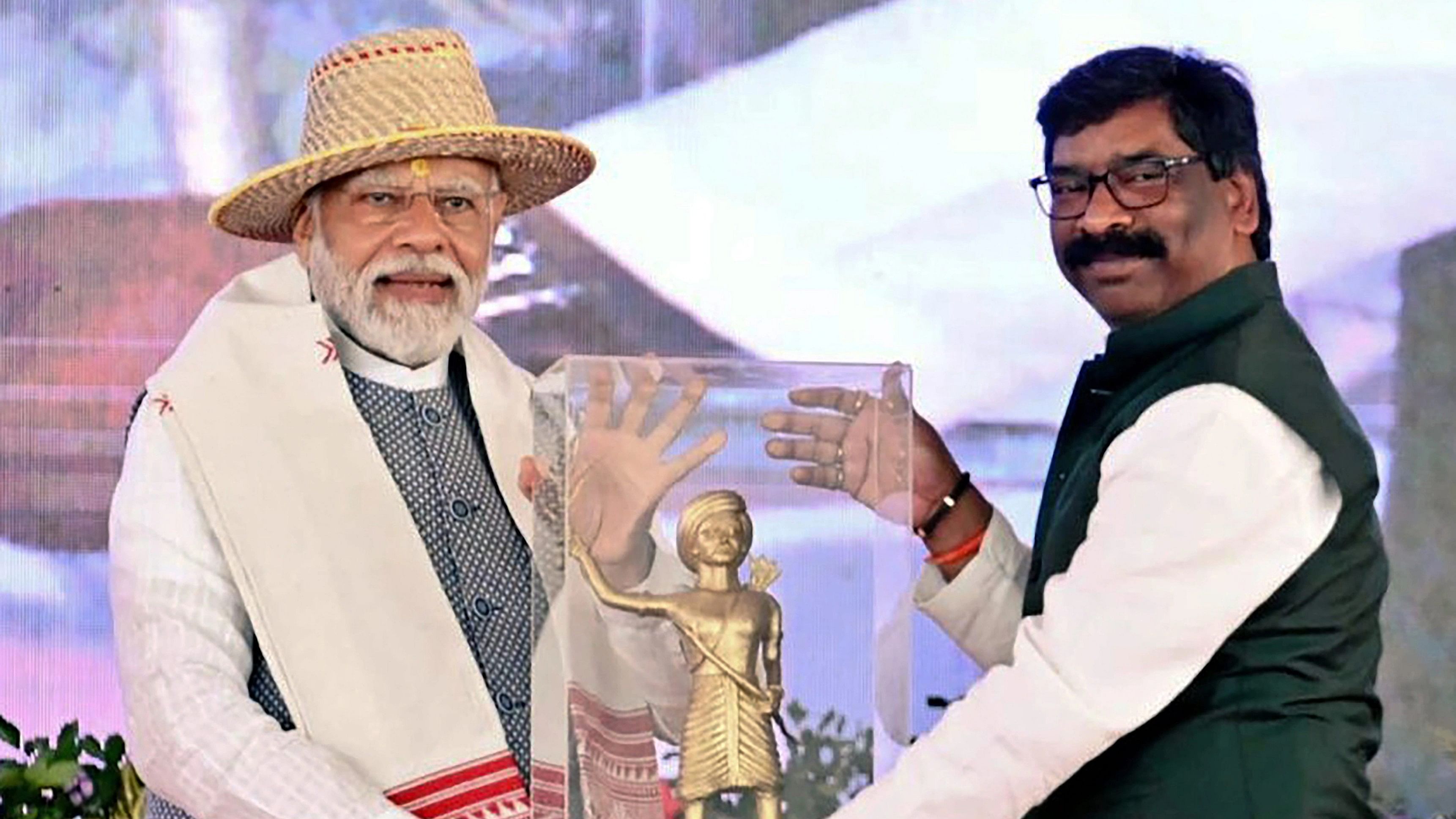 <div class="paragraphs"><p> Prime Minister Narendra Modi receives a memento from Jharkhand Chief Minister Hemant Soren during&nbsp; Jan Jatiya Guarv Diwas.</p></div>