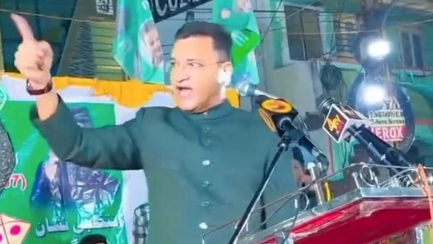 <div class="paragraphs"><p>A screengrab from a video showing&nbsp;AIMIM leader Akbaruddin Owaisi threatening a police official.</p></div>