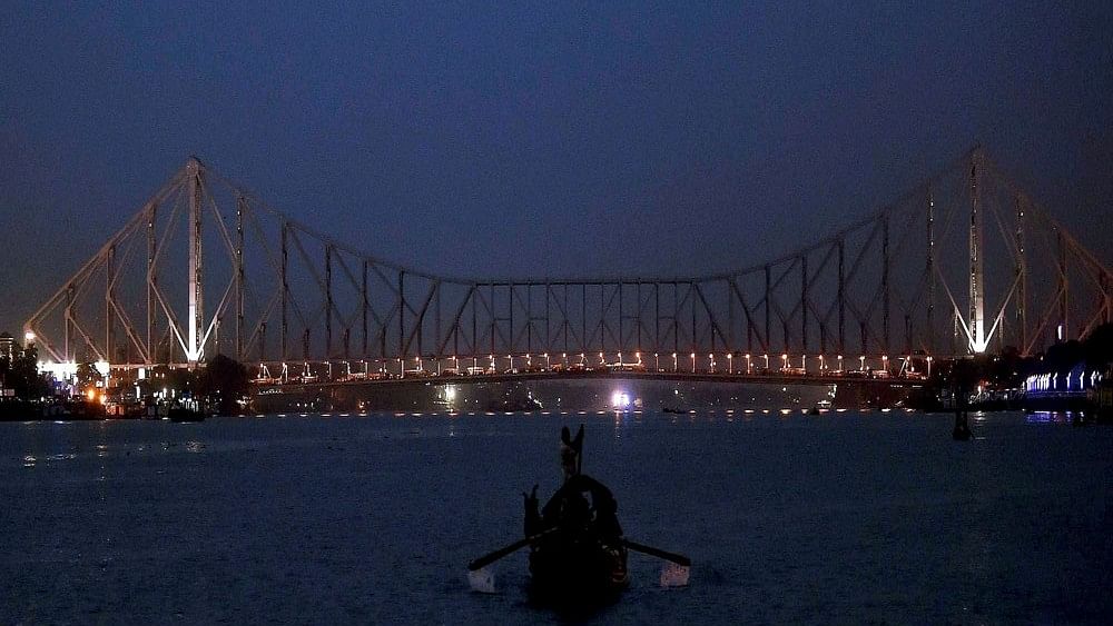 <div class="paragraphs"><p>A view of Howrah Bridge in Kolkata on Friday evening. </p></div>