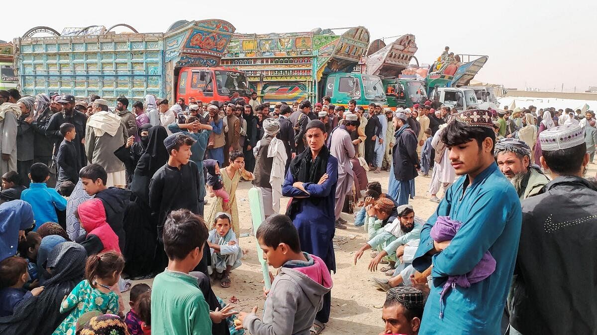 <div class="paragraphs"><p>Afghan citizens at the Friendship Gate of Chaman Border Crossing along the Pakistan-Afghanistan Border in Balochistan Province.</p></div>