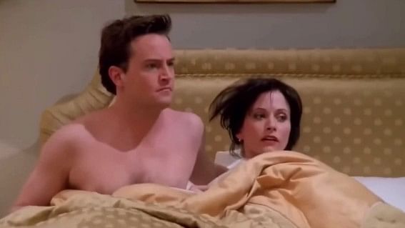 <div class="paragraphs"><p>A scene from&nbsp;Season 4 of 'Friends', featuring characters essayed by Matthew Perry and&nbsp;Courteney Cox.</p></div>