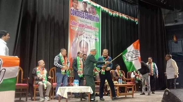 <div class="paragraphs"><p>Adhir Ranjan Chowdhury hands the Congress flag to Binay Tamang.</p></div>