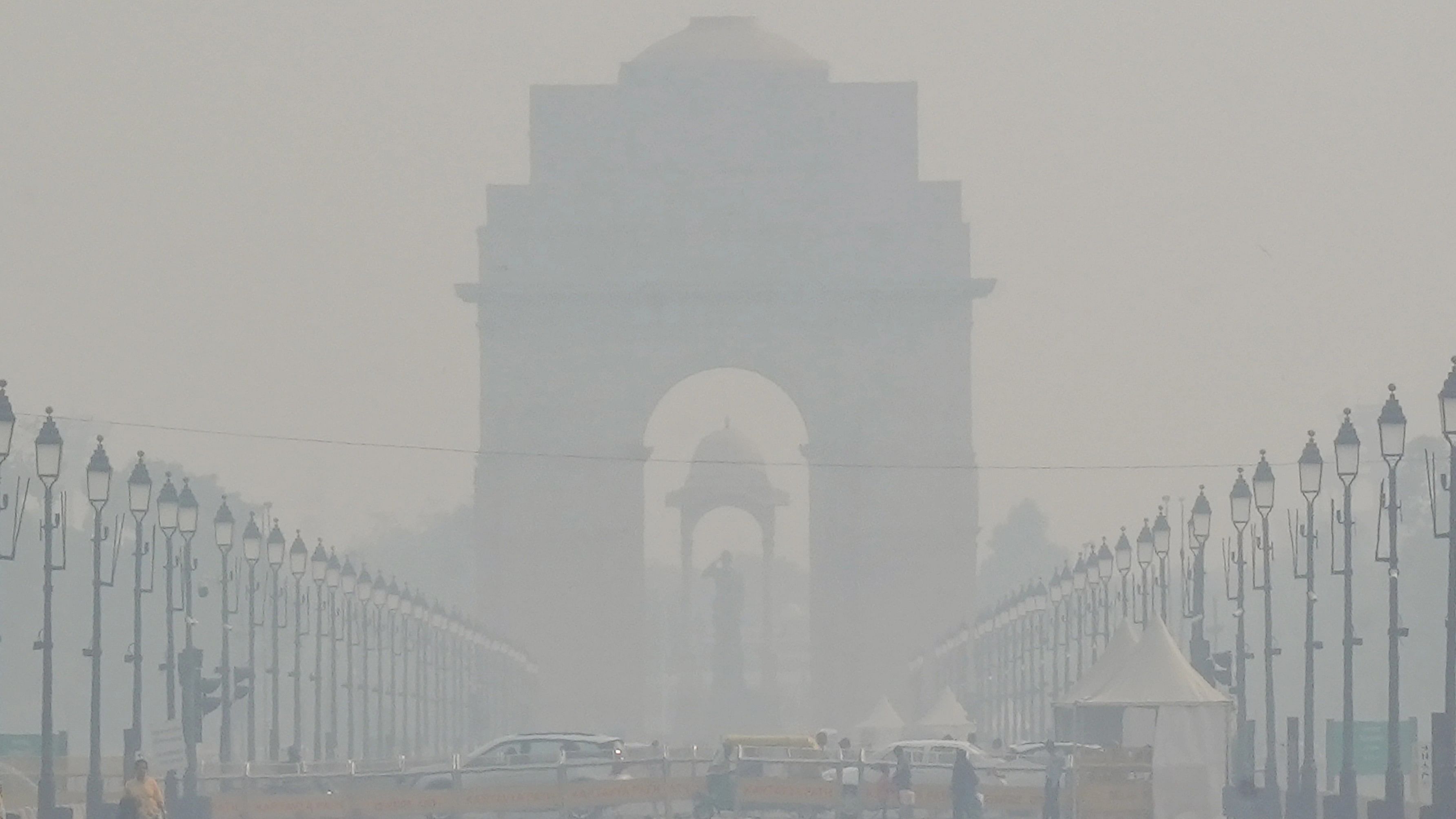 <div class="paragraphs"><p>New Delhi: A thick layer of smog engulfs the India Gate, in New Delhi, Monday, Nov. 13, 2023. The national capital recorded a jump in pollution levels and a smoky haze returned on Monday, after Diwali celebrations. </p></div>