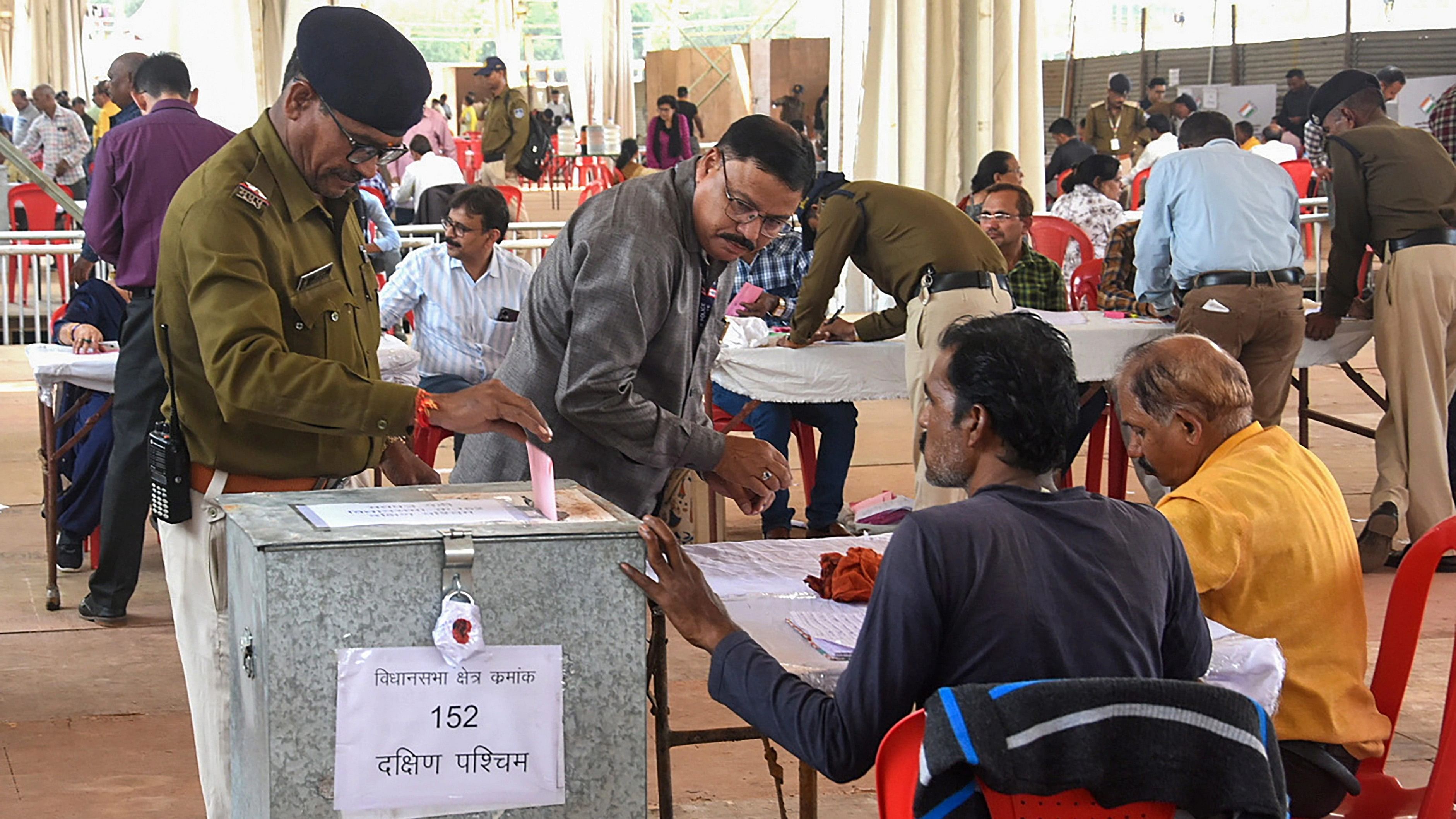 <div class="paragraphs"><p>Madhya Pradesh police personnel on poll duty cast their votes for the State Assembly elections, in Bhopal on November 9.</p></div>