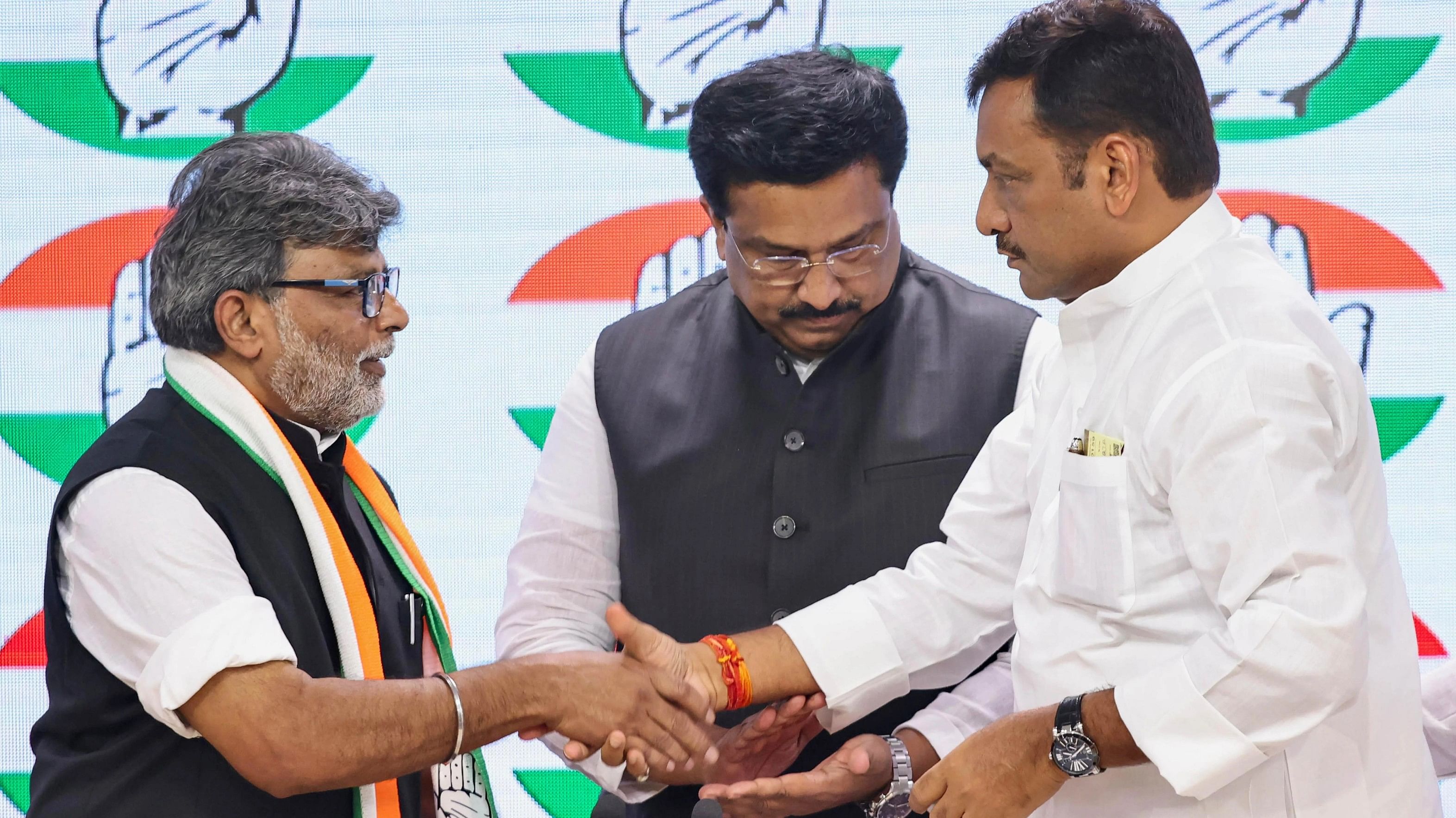 <div class="paragraphs"><p>Former DGP of Tamil Nadu Braj Kishore Ravi joins Congress in the presence of Congress MP Syed Naseer Hussain and Bihar Congress President Akhilesh Prasad Singh, at AICC Headquarters in New Delhi, Thursday, Nov. 2, 2023. </p></div>