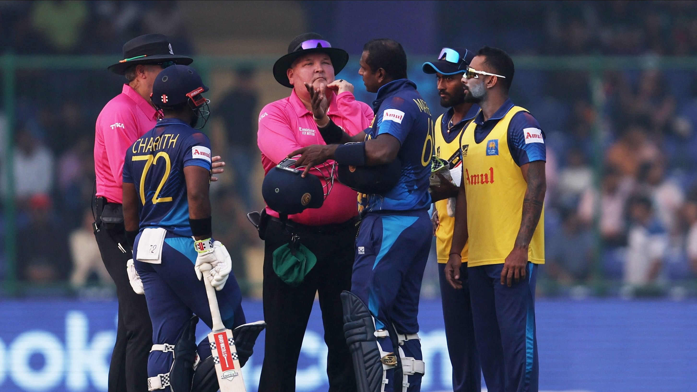 <div class="paragraphs"><p>Sri Lanka's Angelo Mathews speaks to the umpires after losing his wicket due to time out</p></div>