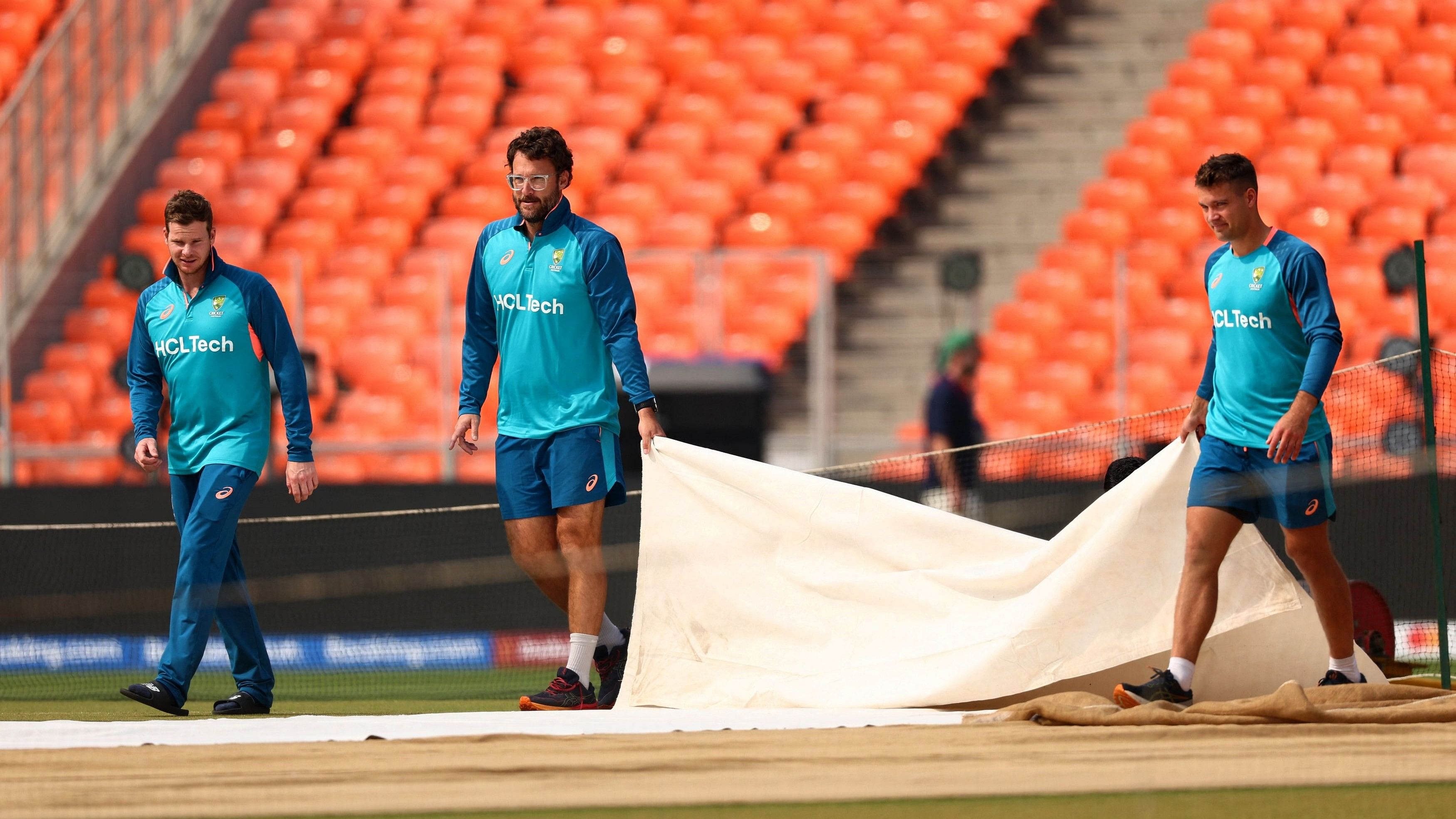 <div class="paragraphs"><p>Australia's Steve Smith, Alex Carey and assistant coach Daniel Vettori during practice.</p></div>