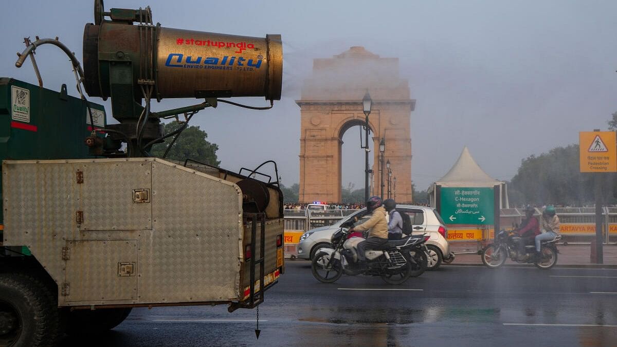 <div class="paragraphs"><p>An anti-smog gun sprays water droplets to curb the air pollution at India Gate, in New Delhi.</p></div>