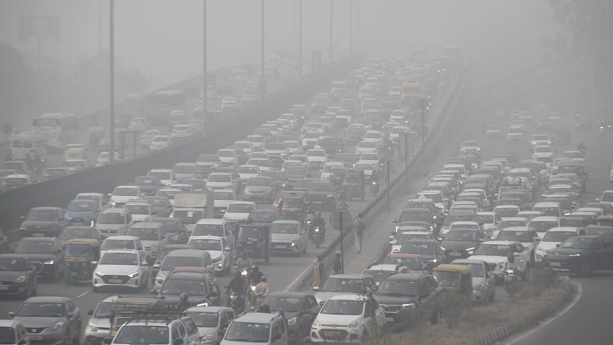 <div class="paragraphs"><p>Vehicles stuck in a traffic jam on Delhi-Gurugram Expressway amid low visibility due to smog.</p></div>