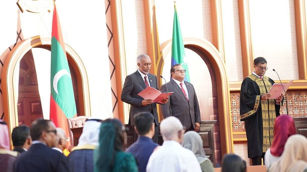 <div class="paragraphs"><p>Maldives' new president Mohamed Muizzu (C) during his oath-taking ceremony.</p></div>