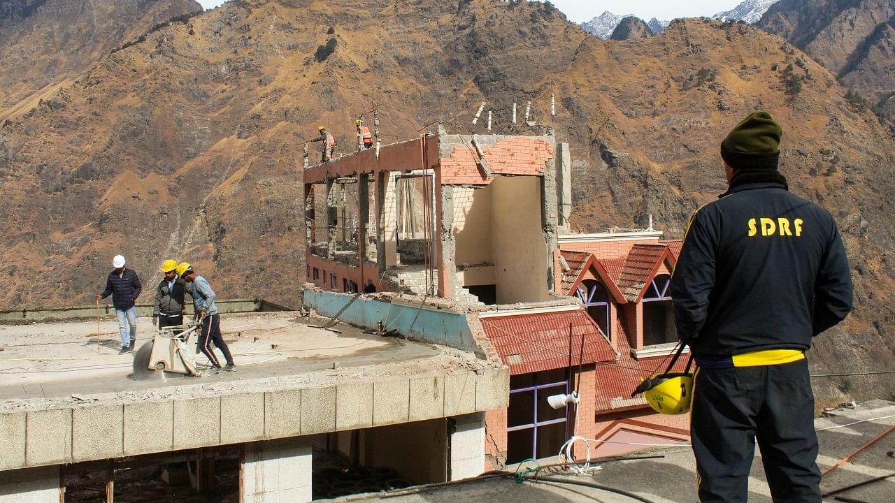 <div class="paragraphs"><p>Amid the deepening crisis in subsidence-hit Joshimath in Uttarakhand, the authorities pace up the demolition process of unsafe private buildings. </p></div>