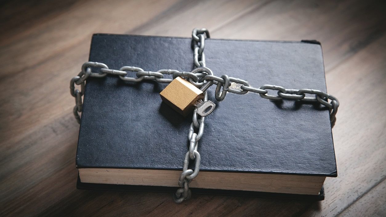 <div class="paragraphs"><p>Representative image showing a book fastened with a chain and padlock.</p></div>