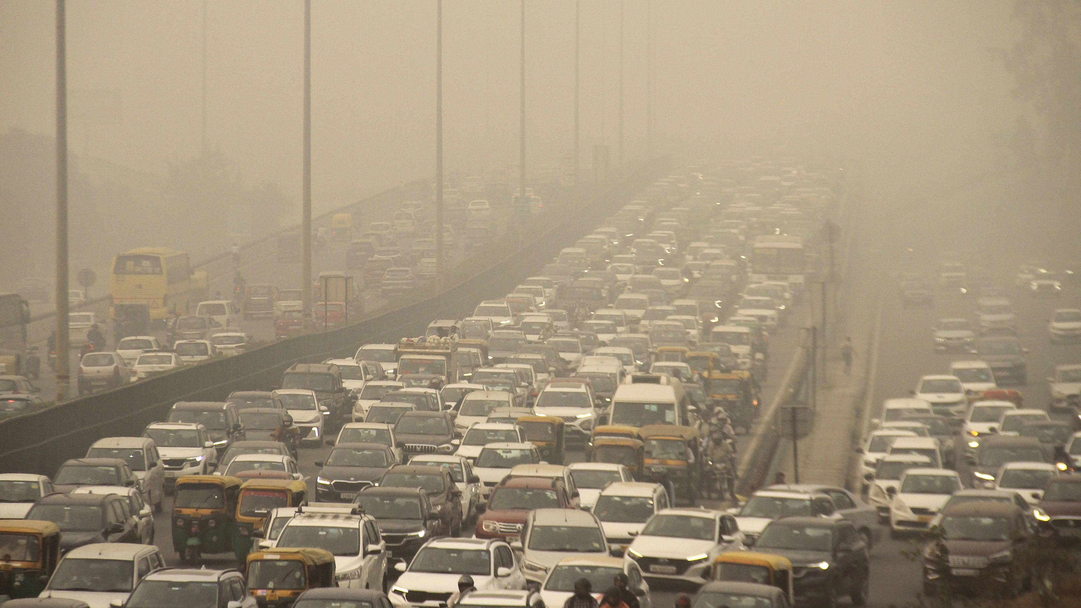 <div class="paragraphs"><p>Vehicles ply on the Delhi-Gurugram Expressway amid smog, in Gurugram.</p></div>