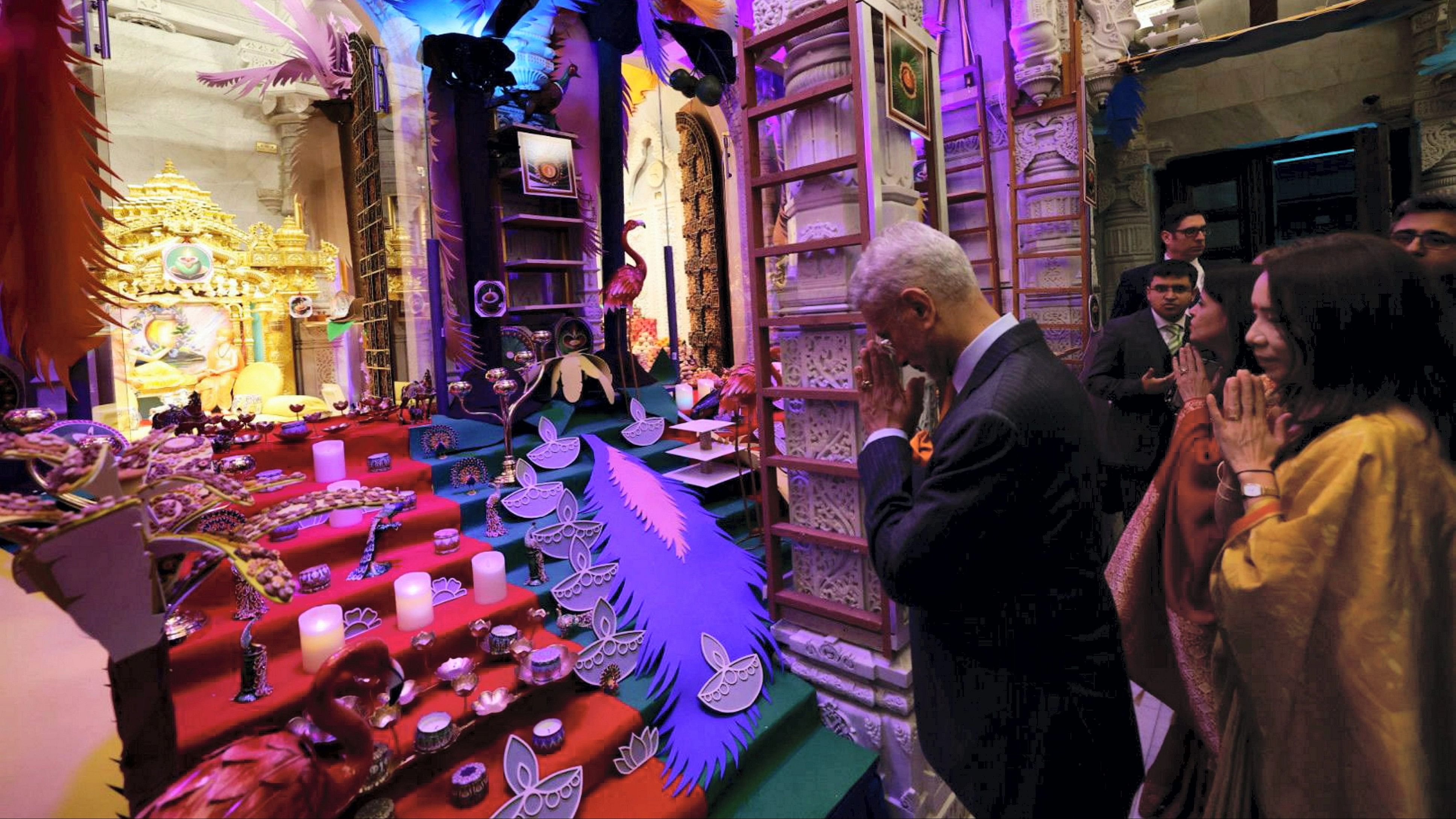 <div class="paragraphs"><p> External Affairs Minister S. Jaishankar along with his wife Kyoko Jaishankar offers prayers at BAPS Shri Swaminarayan Mandir on Diwali, in London, UK, Sunday, Nov. 12, 2023.</p></div>
