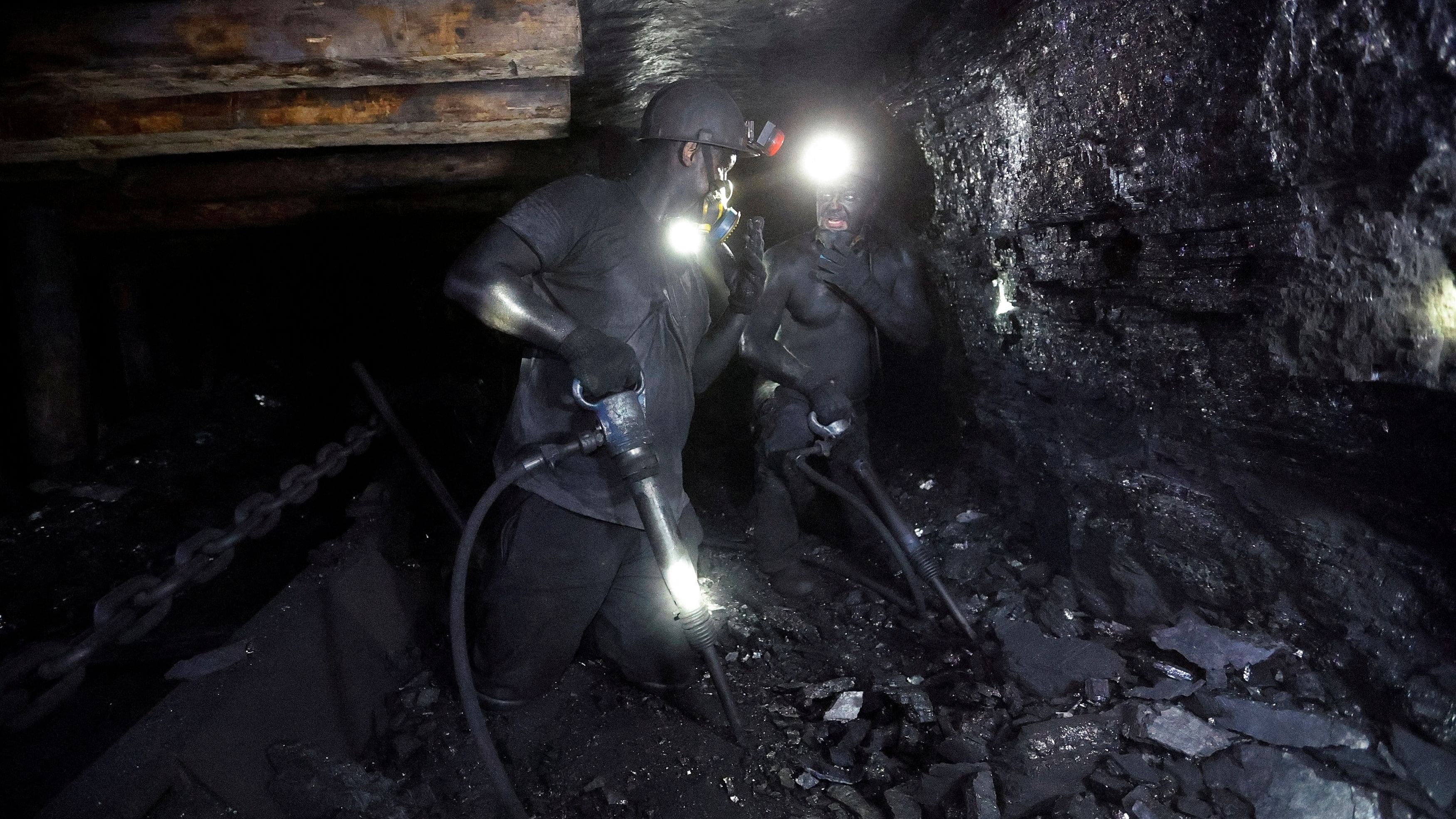 <div class="paragraphs"><p>File Photo: Miners work inside the Lutugin coal mine in Chystiakove  in the Donetsk Region, Russian-controlled Ukraine.</p></div>