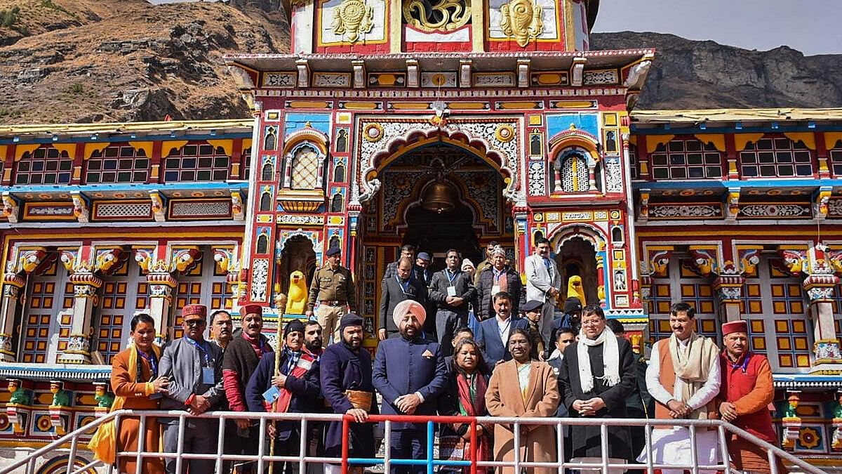 <div class="paragraphs"><p>President Droupadi Murmu with Uttarakhand Governor Lt General Gurmit Singh, Chief Minister Pushkar Singh Dhami and others during her visit to the Badrinath Temple, in Chamoli district.</p></div>