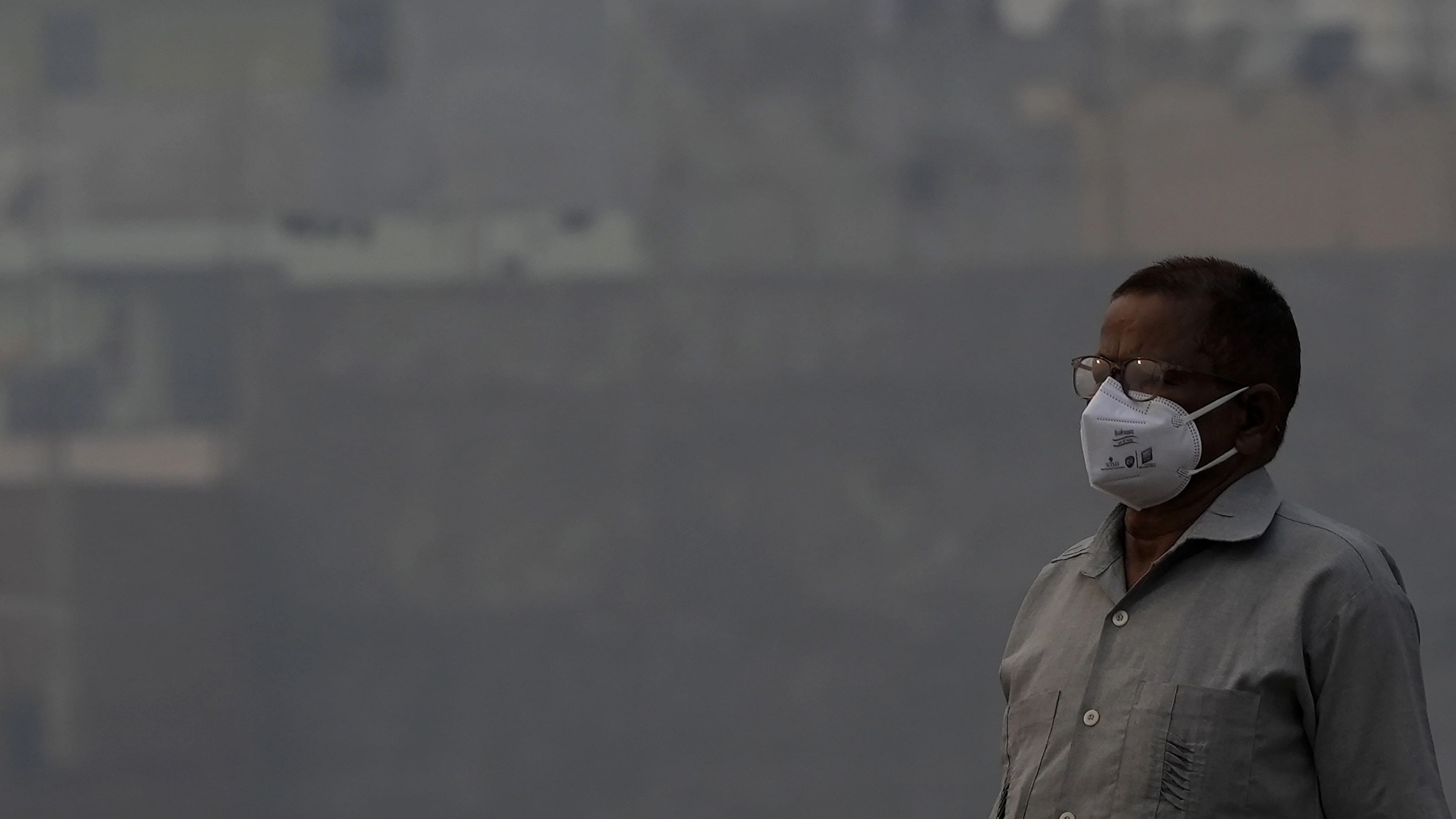 <div class="paragraphs"><p>A man wears anti-pollution mask to protect himself from growing level of air pollution, in New Delhi.</p></div>