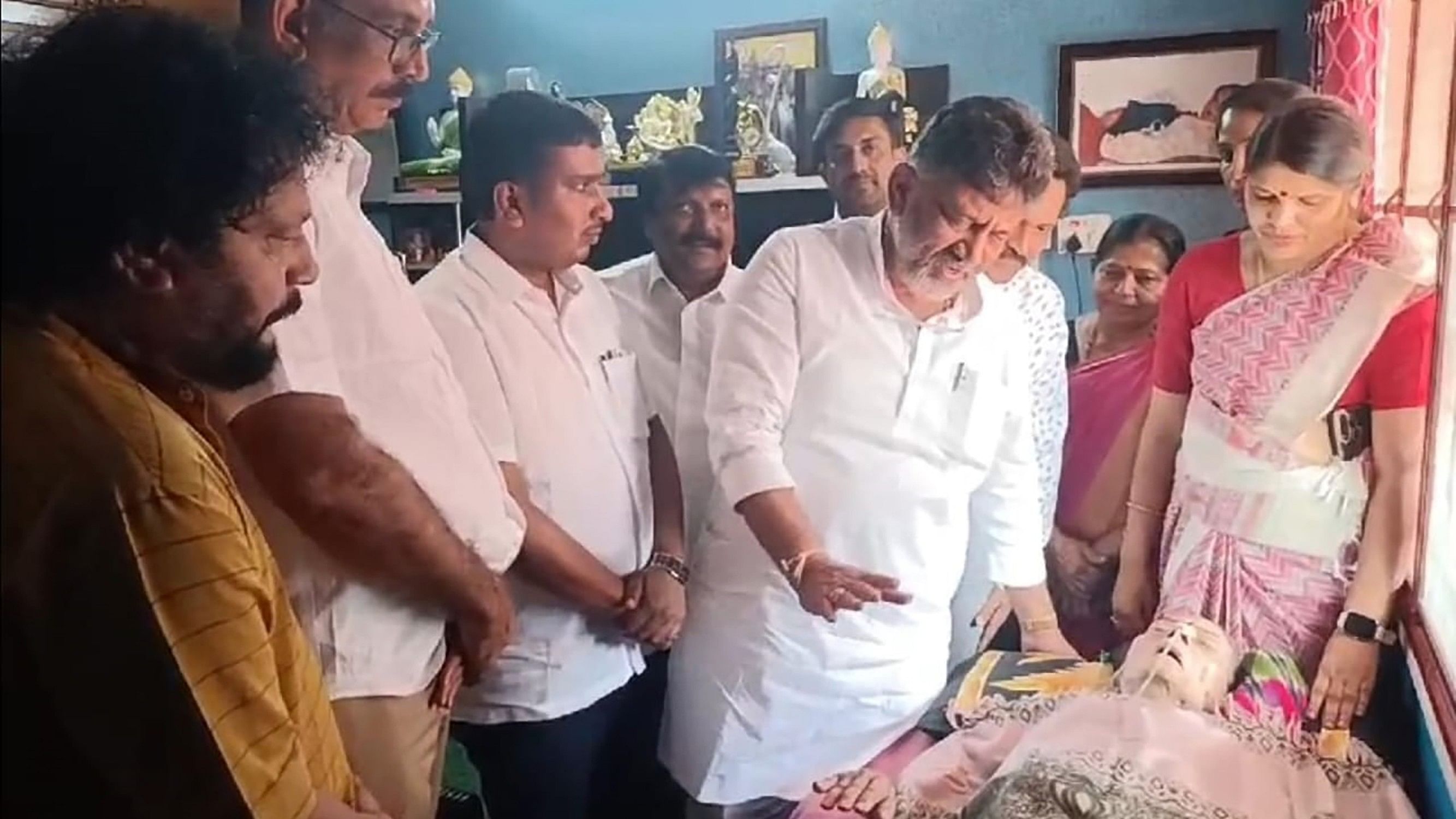 <div class="paragraphs"><p>Deputy CM D K Shivakumar enquires the health of veteran actor Leelavathi in Bengaluru on Tuesday.&nbsp;</p></div>