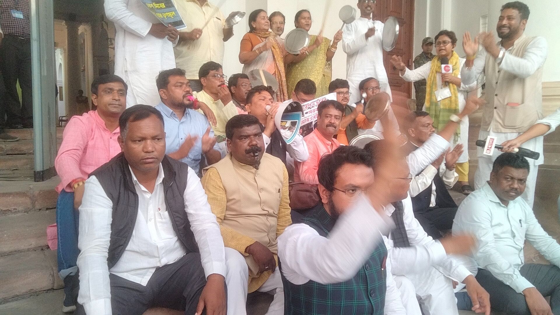 <div class="paragraphs"><p>The ruling party MLAs and the saffron party leaders sat diagonally opposite to each other during their sit-in protest.&nbsp;</p></div>