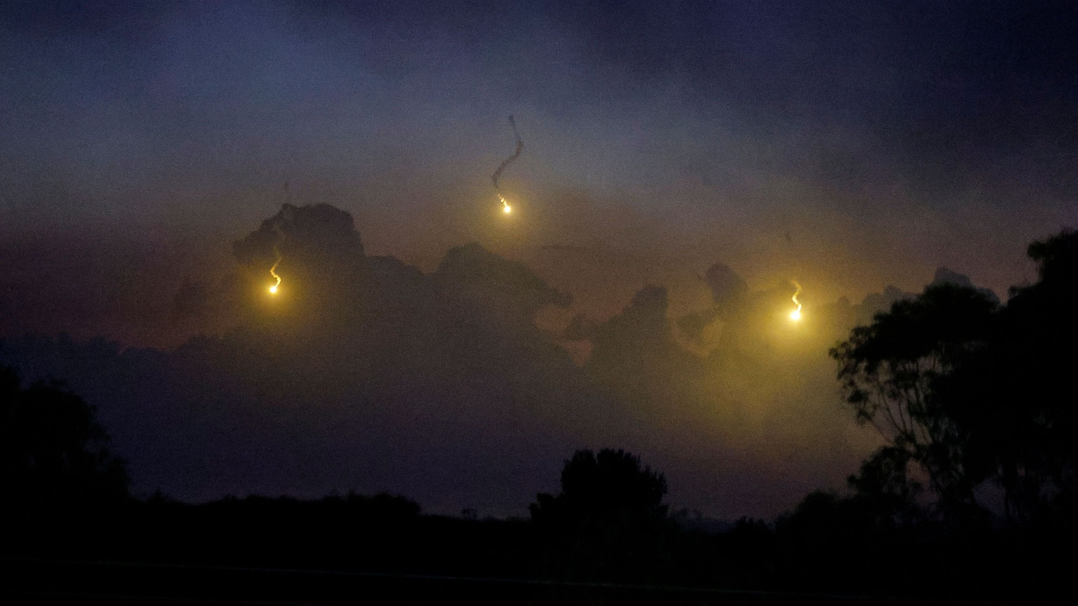 <div class="paragraphs"><p>Flares burn above Gaza, as seen from southern Israel, amid the ongoing conflict between Israel and the Palestinian group Hamas, November 15, 2023.</p></div>