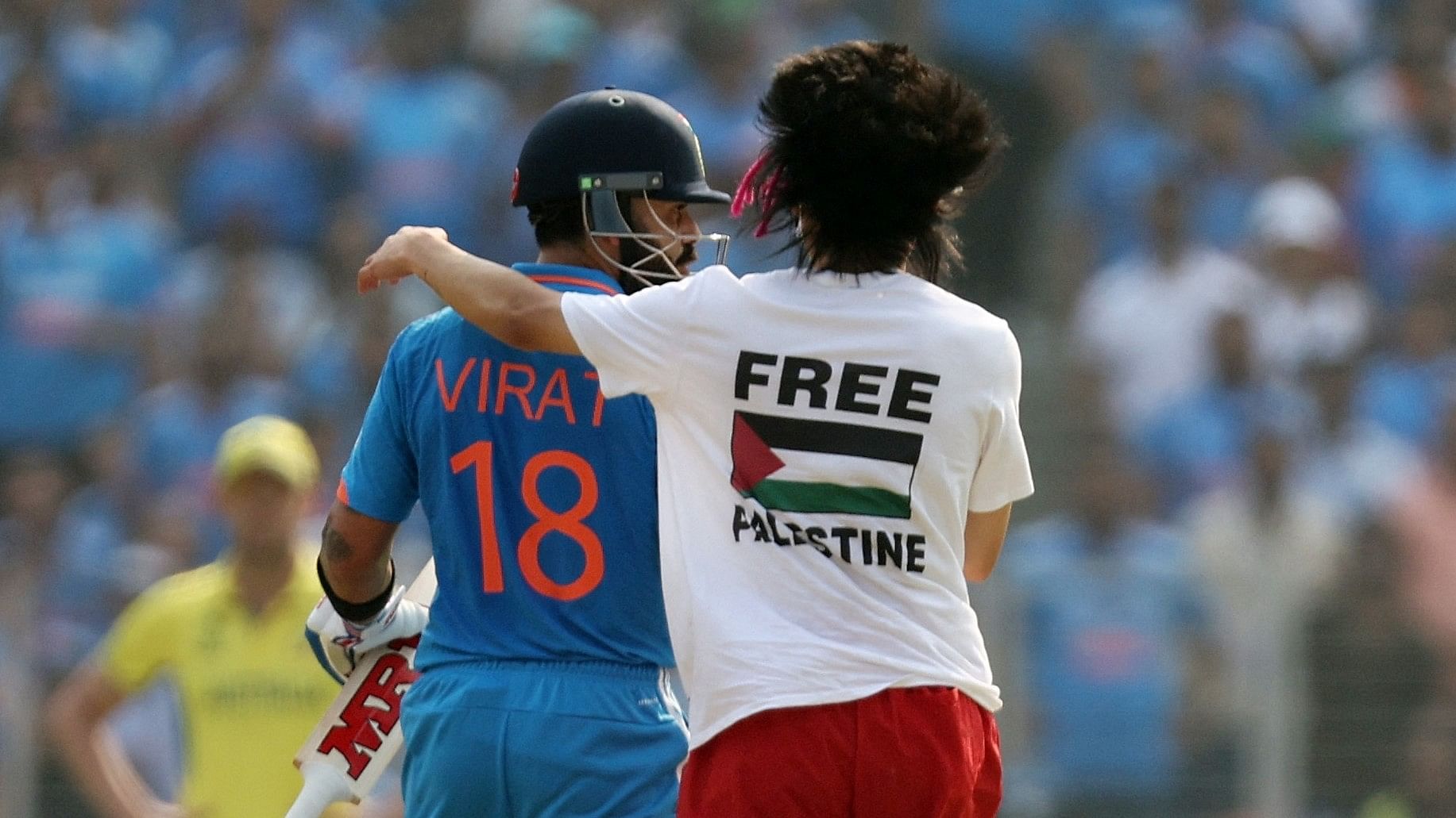 <div class="paragraphs"><p>Cricket WC Final: A pitch invader alongside India's Virat Kohli wearing a shirt in support of Palestine at the Narendra Modi stadium in Ahmedabad.</p></div>