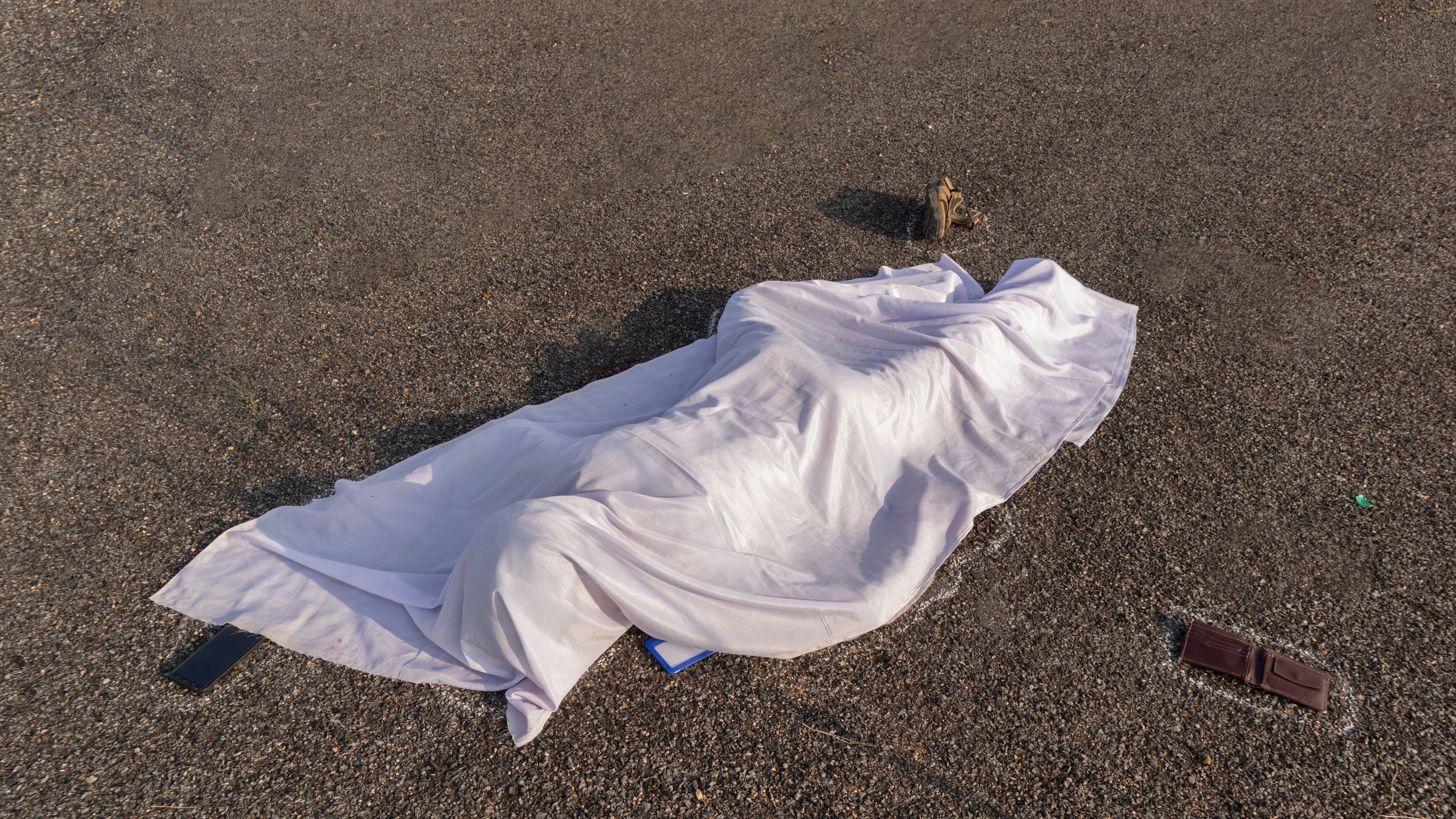 <div class="paragraphs"><p>Representative image of a corpse.</p></div>