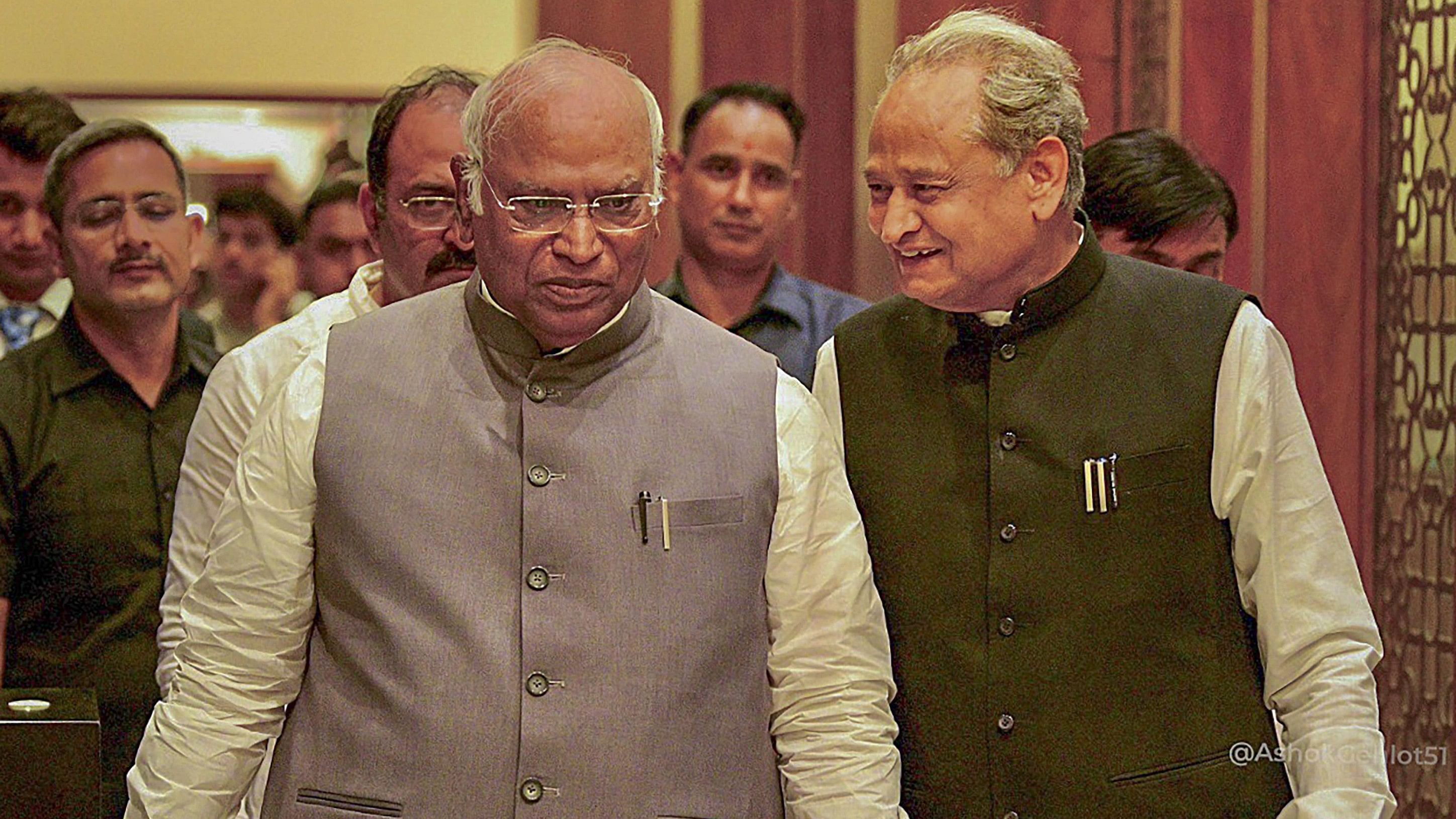 <div class="paragraphs"><p> Rajasthan Chief Minister and Congress leader Ashok Gehlot with party chief Mallikarjun Kharge upon the latter's arrival in the state ahead of the State Assembly elections, in Jodhpur, Monday, Nov. 6, 2023.</p></div>
