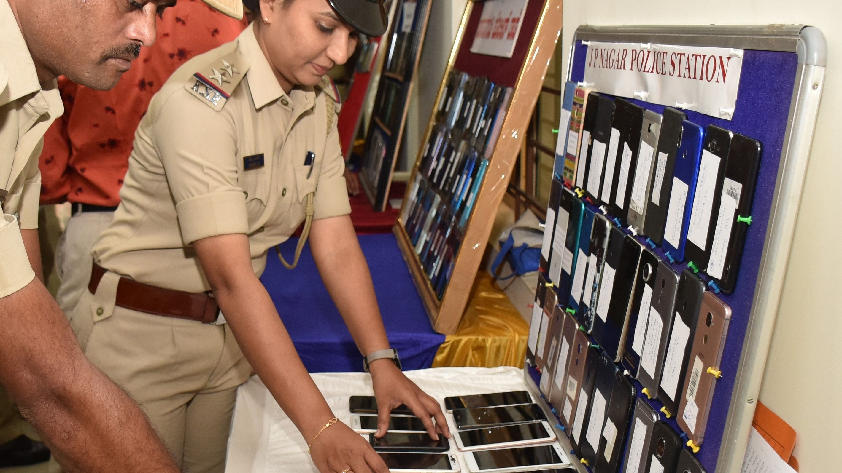 <div class="paragraphs"><p>In September 2022, the Bengaluru Central West zone police showcased 928 phones worth Rs 86 lakh recovered from 105 thieves. </p></div>