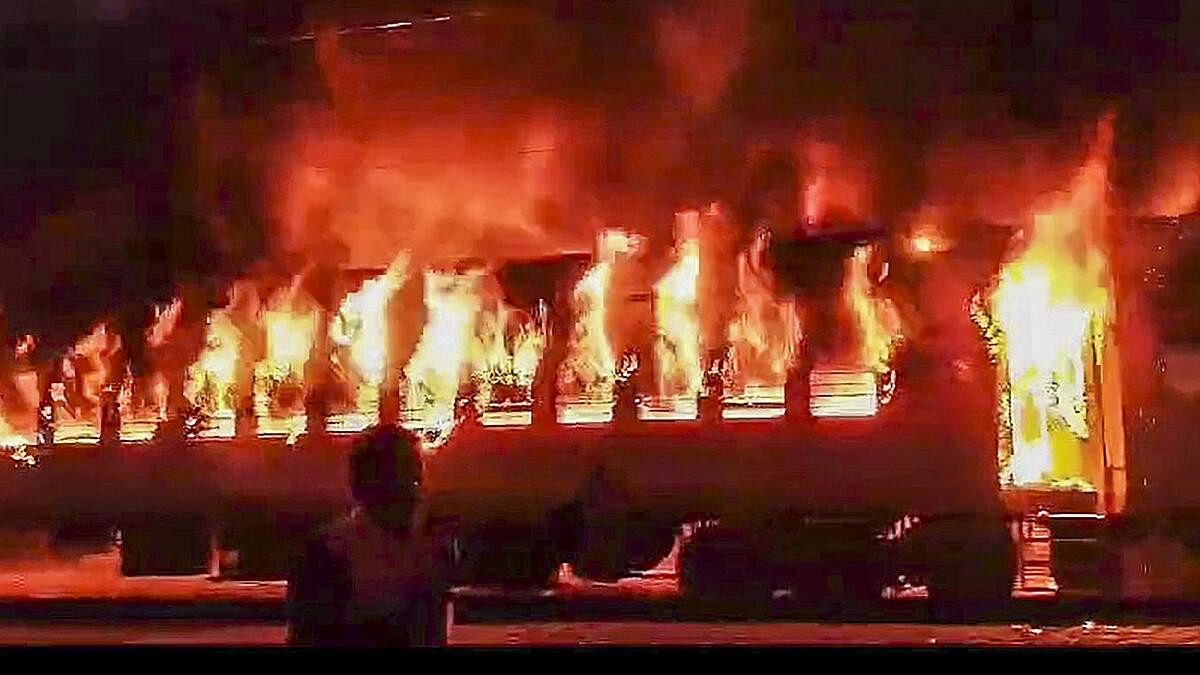 <div class="paragraphs"><p>Fire and smoke billows out after a massive fire broke out in coaches of the Darbhanga Express near Saraibhupati railway station, in Etawah, Wednesday, Nov. 15, 2023.</p></div>