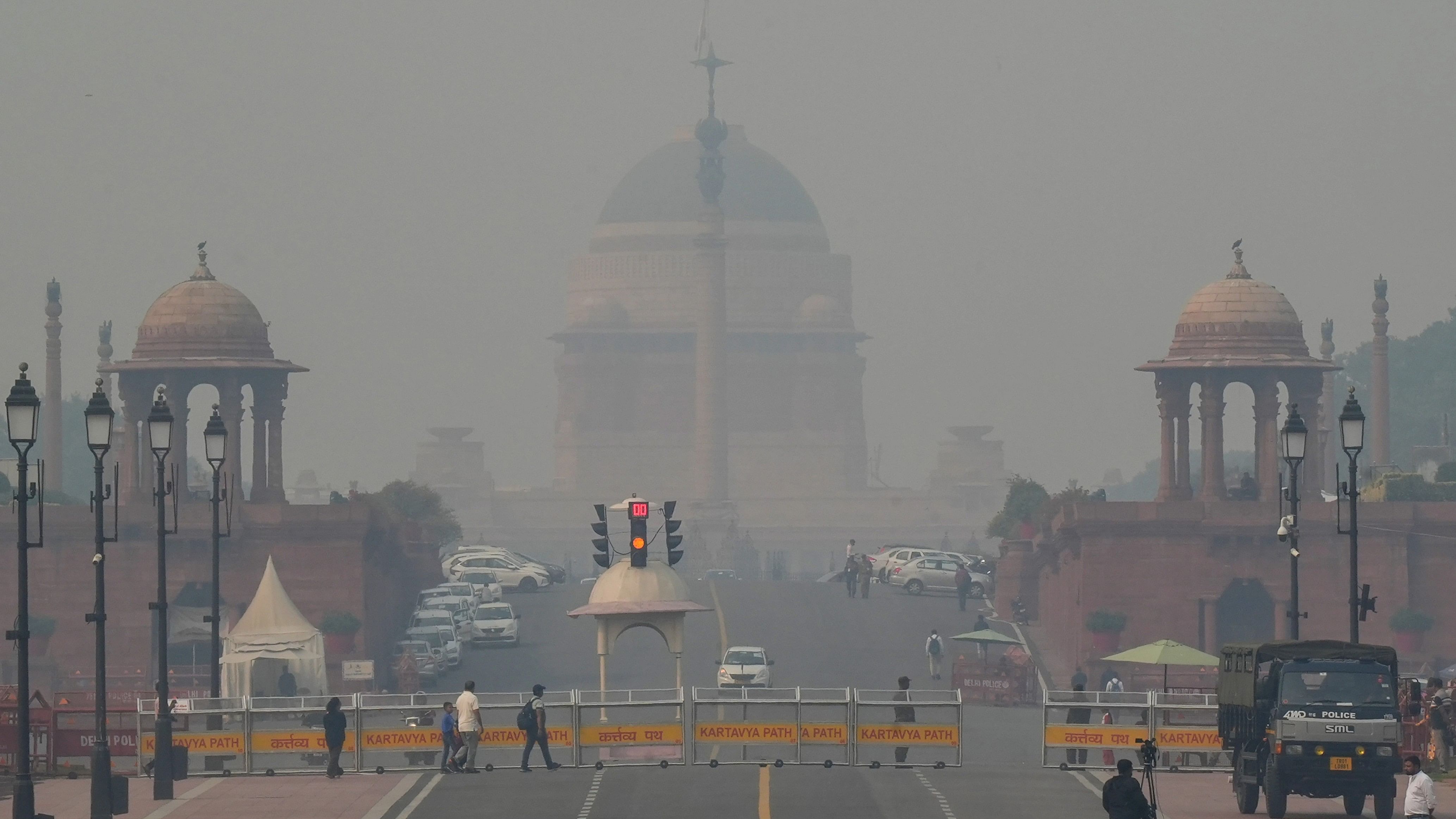 <div class="paragraphs"><p>A thick layer of smog engulfs the Rashtrapati Bhavan, in New Delhi, Monday, Nov 13, 2023. The national capital recorded a jump in pollution levels and a smoky haze returned on Monday, after Diwali celebrations.</p></div>