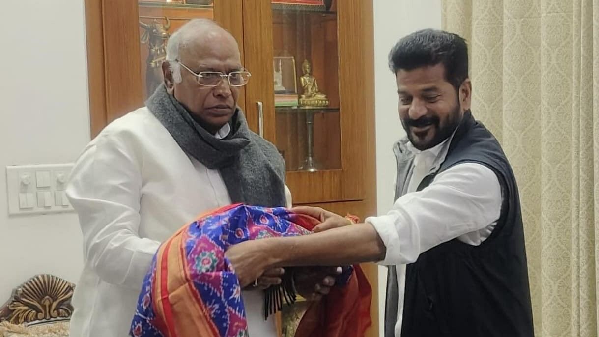 <div class="paragraphs"><p>Telangana's chief minister-elect Revanth Reddy meets Congress president Mallikarjun Kharge.</p></div>