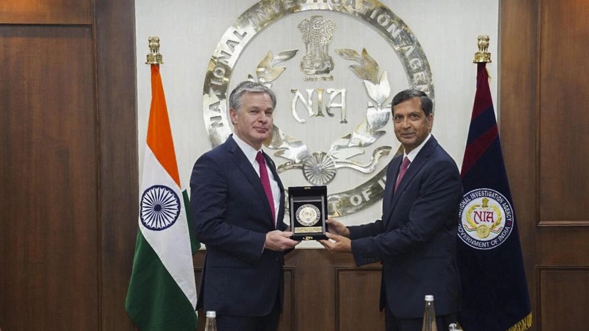 <div class="paragraphs"><p>National Investigation Agency (NIA) Director General Dinkar Gupta presents a memento to Federal Bureau of Investigation (FBI) Director Christopher A Wray during a meeting, in New Delhi, Tuesday, Dec. 12, 2023.</p></div>