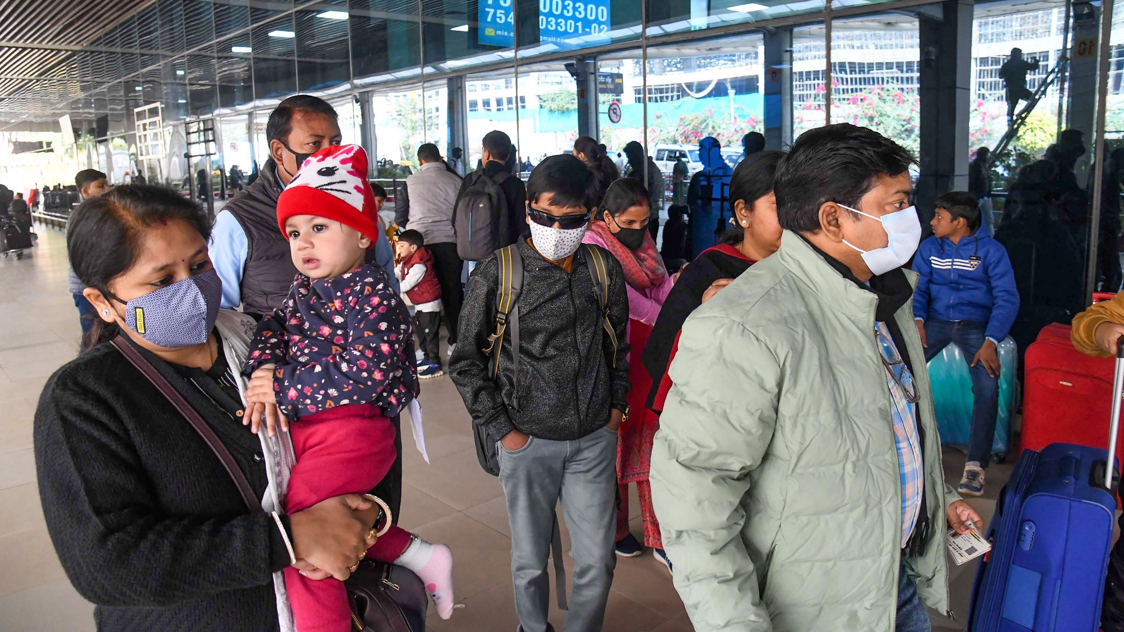 <div class="paragraphs"><p>People arriving at the Jayprakash Narayan International Airport wear masks after a rise in cases of the new Covid-19 sub-variant JN.1, in Patna.&nbsp;</p></div>