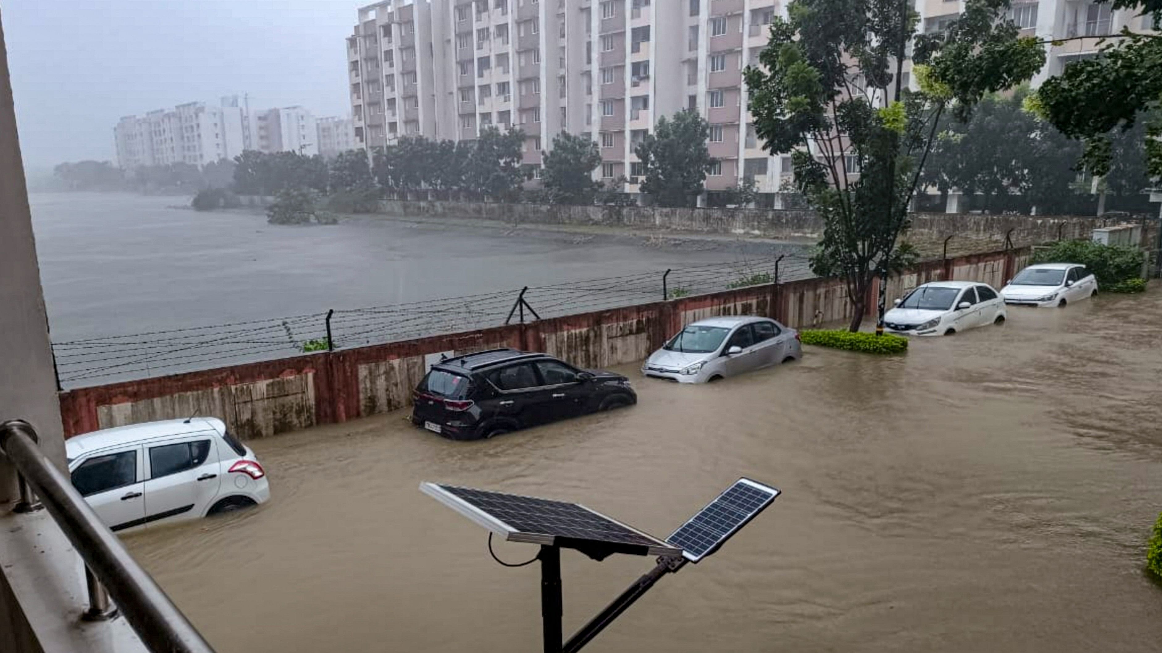<div class="paragraphs"><p>Vehicles stuck at a locality flooded due to heavy rain owing to Cyclone Michaung, in Chennai, Monday, Dec. 4, 2023.</p></div>