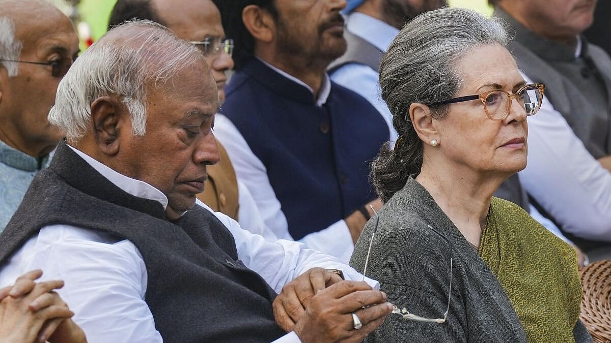 <div class="paragraphs"><p>Senior Congress leaders Mallikarjun Kharge (L) and Sonia Gandhi.</p></div>